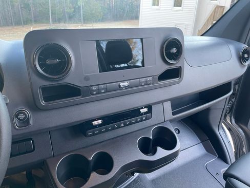 Used 2019 Mercedes-Benz Sprinter 2500 image 9