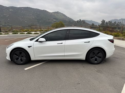 Used 2021 Tesla Model 3 Standard Range Plus image 4