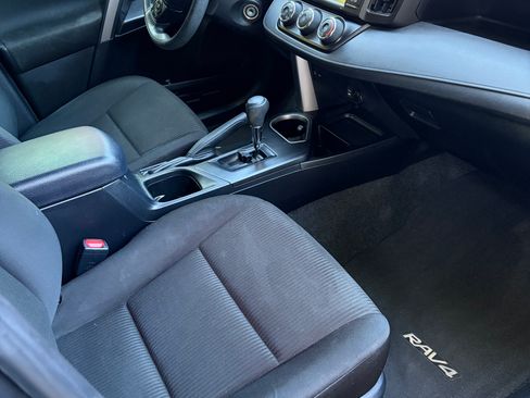 Used 2018 Toyota RAV4 LE FWD image 6