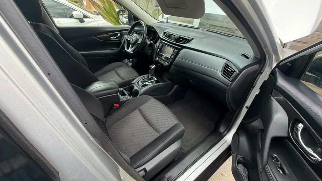 Used 2018 Nissan Rogue SV w/ Premium Package FWD image 10