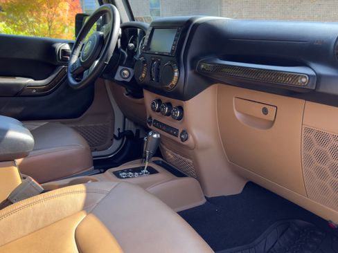 Used 2017 Jeep Wrangler Unlimited Rubicon w/ Connectivity Group image 16