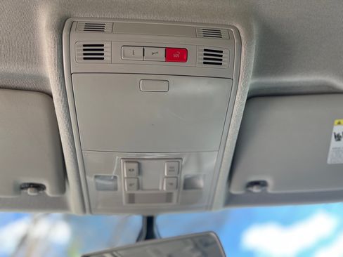 Used 2018 Volkswagen Tiguan SE image 15