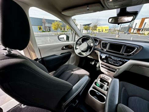 Used 2024 Chrysler Voyager LX image 11