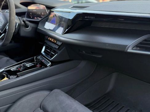 Used 2022 Audi e-tron GT Premium Plus image 16