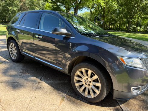Used 2014 Lincoln MKX AWD w/ Equipment Group 102A image 2