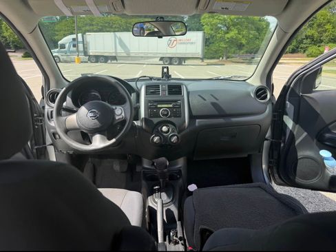 Used 2013 Nissan Versa SV FWD image 10