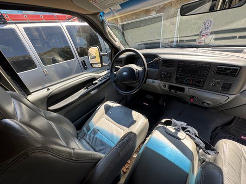 Used 2005 Ford Excursion XLT image 8