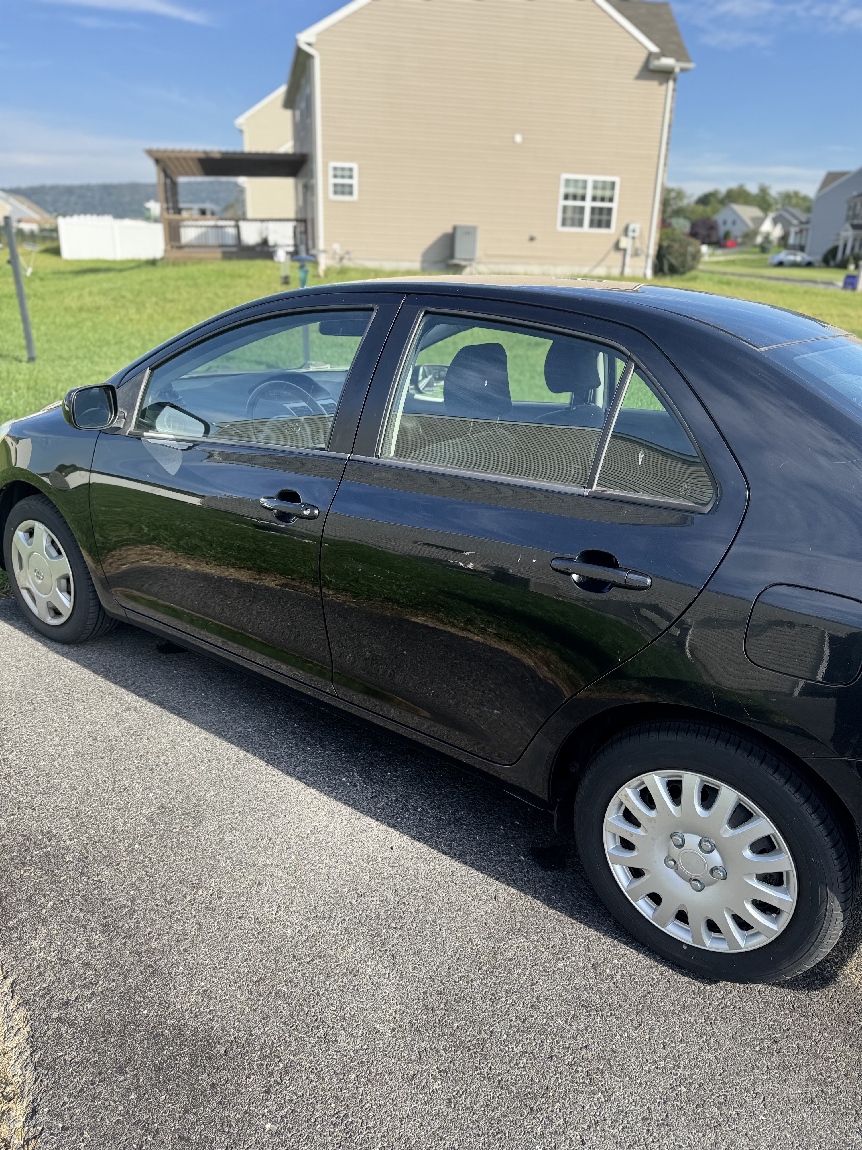 Used 2010 Toyota Yaris Sedan w/ Convenience Pkg FWD image 2