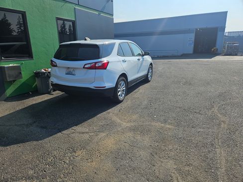 Used 2021 Chevrolet Equinox LS w/ LS Convenience Package AWD/4WD image 2