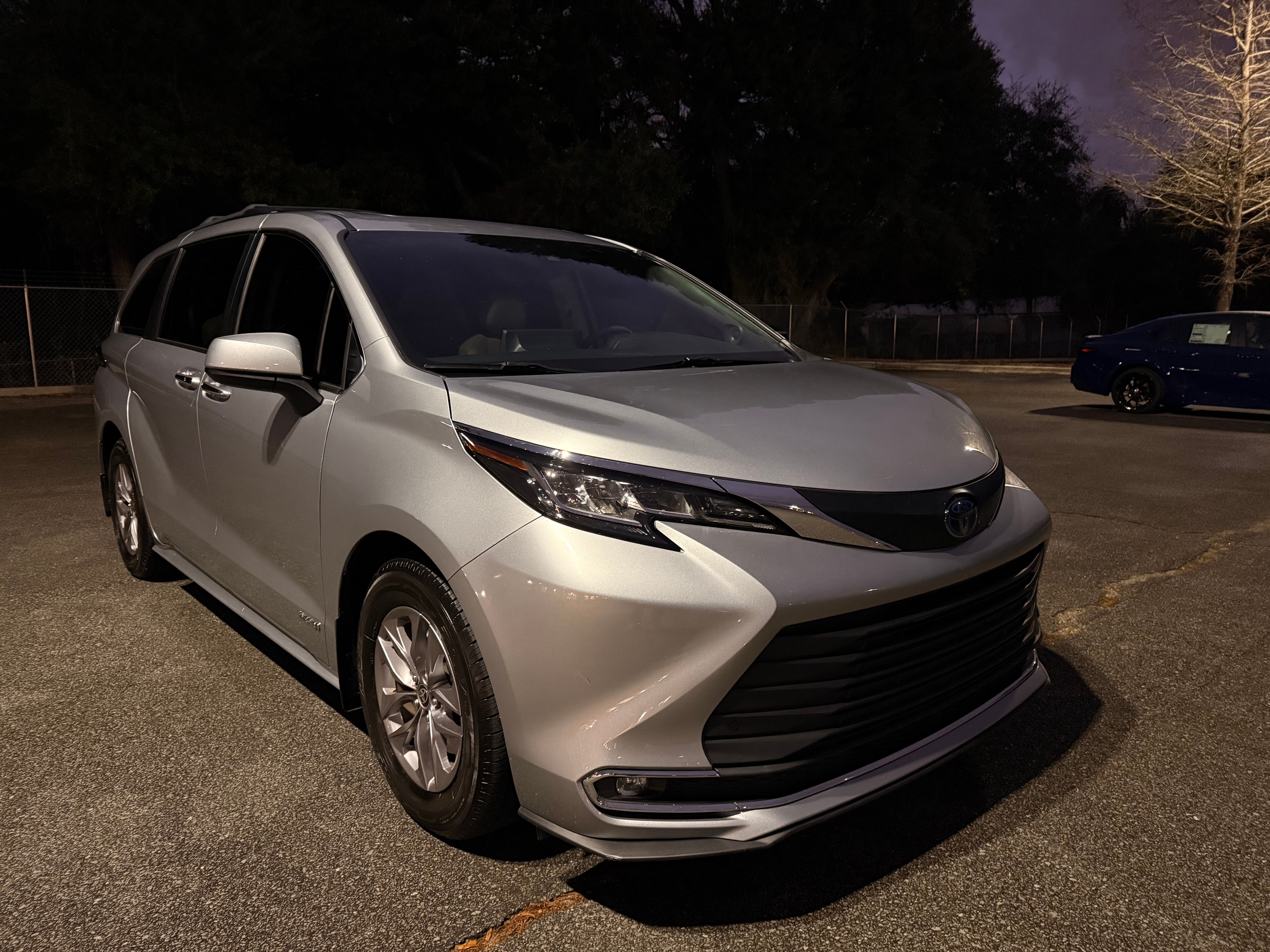 Used 2021 Toyota Sienna XLE w/ XLE Plus Package FWD image 26