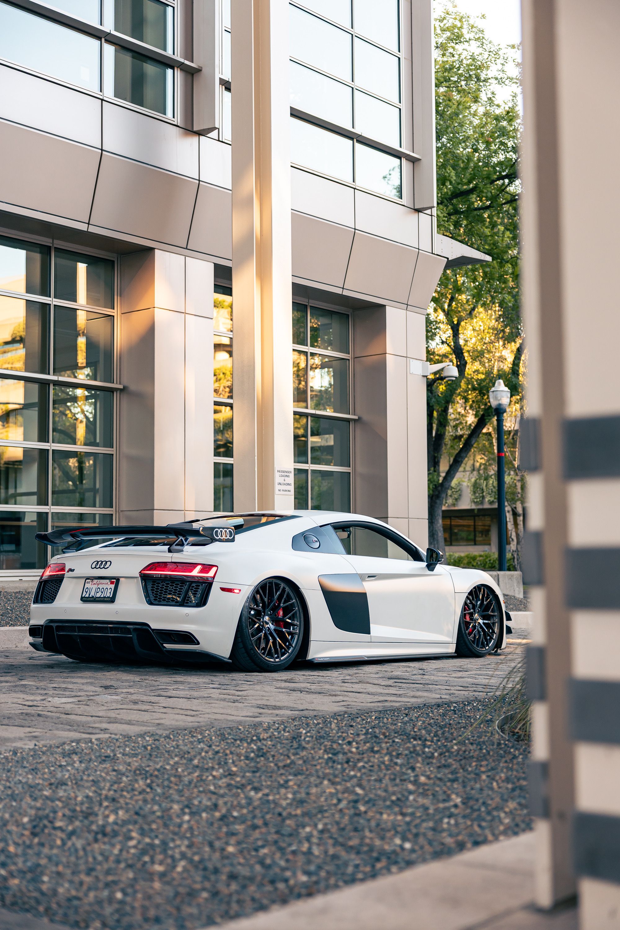 Used 2018 Audi R8 V10 w/ Premium Package RWD image 24