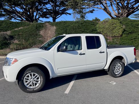 Used 2014 Nissan Frontier SV image 2