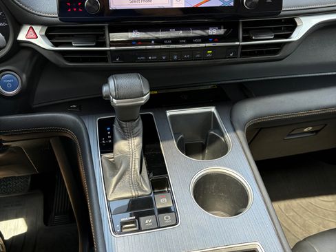 Used 2022 Toyota Sienna XLE Woodland Edition image 11