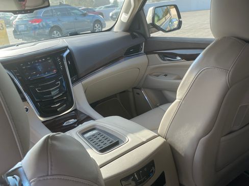Used 2016 Cadillac Escalade Premium image 14