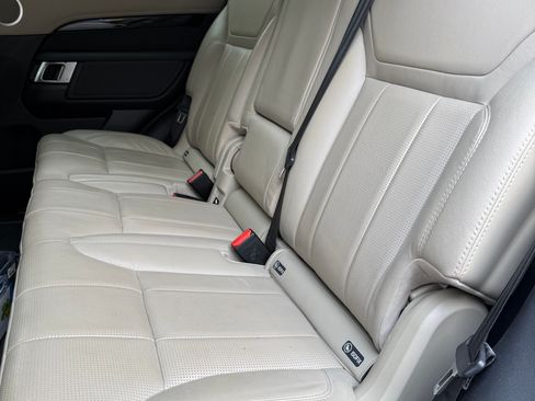 Used 2019 Land Rover Discovery SE image 9