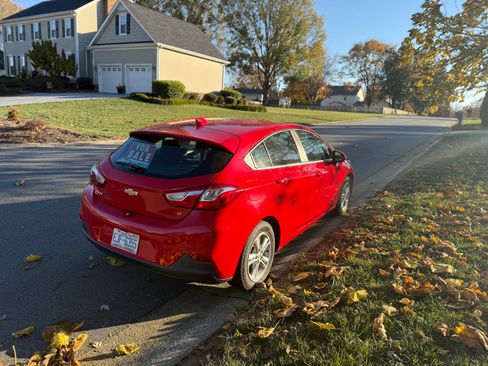 Used 2017 Chevrolet Cruze LT w/ Convenience Package image 4