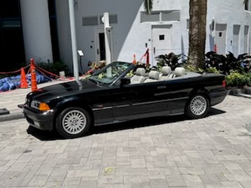 Used 1995 BMW 325i Convertible RWD image 4