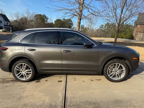 Used 2021 Porsche Cayenne image 11