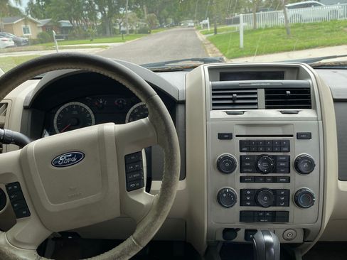 Used 2010 Ford Escape XLT image 6