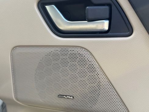 Used 2010 Land Rover LR2 HSE image 24