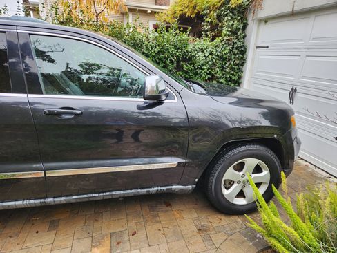 Used 2011 Jeep Grand Cherokee Laredo image 2