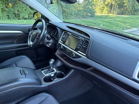 Used 2018 Toyota Highlander Plus FWD image 8