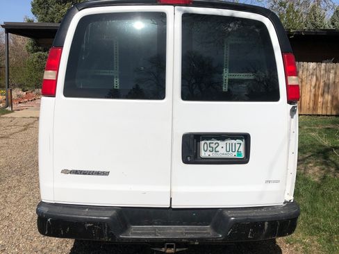 Used 2009 Chevrolet Express 2500 RWD image 2