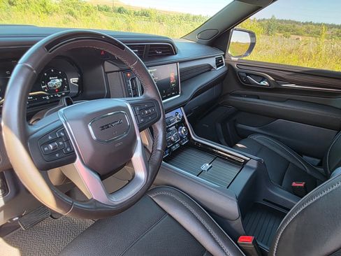 Used 2023 GMC Yukon XL Denali w/ Advanced Technology Package AWD/4WD image 11
