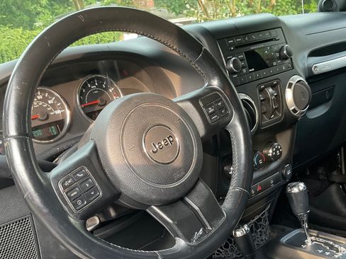 Used 2012 Jeep Wrangler Unlimited Sahara w/ Connectivity Group AWD/4WD image 5