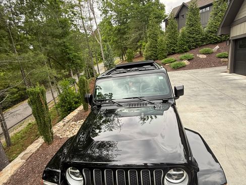 Used 2022 Jeep Wrangler Unlimited Sahara w/ LED Lighting Group AWD/4WD image 11