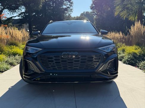 Used 2024 Audi Q8 e-tron Prestige image 2