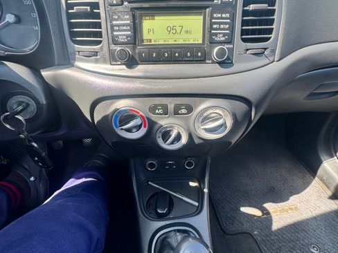 Used 2010 Hyundai Accent GS w/ Premium Pkg 3 FWD image 10