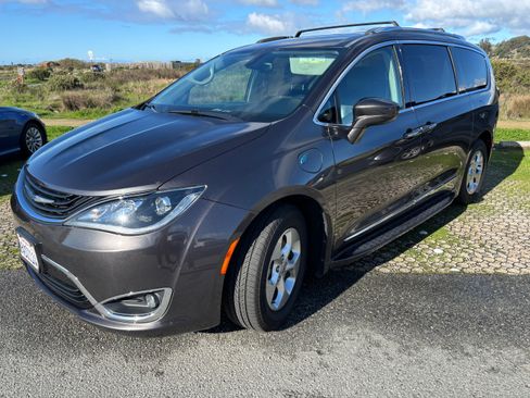 Used 2018 Chrysler Pacifica Touring-L image 1