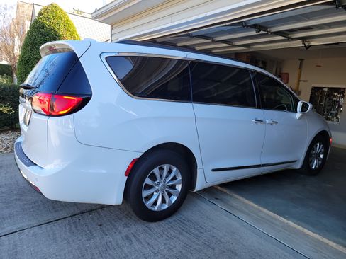 Used 2017 Chrysler Pacifica Touring-L image 10