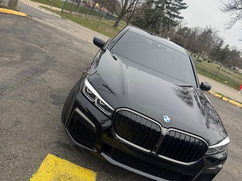 Used 2021 BMW 750i xDrive 750i xDrive Sedan 4D w/ Executive Package image 2