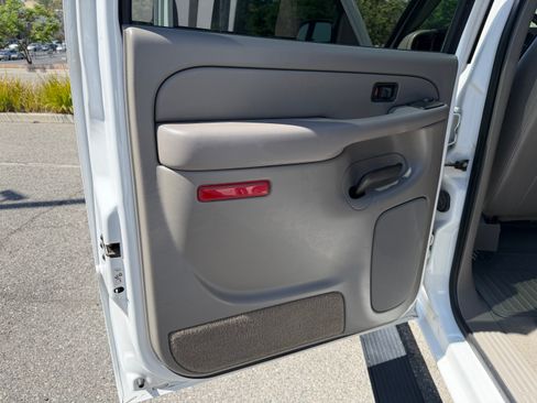 Used 2005 GMC Sierra 2500 SLT w/ Heavy-Duty Power Package RWD image 17