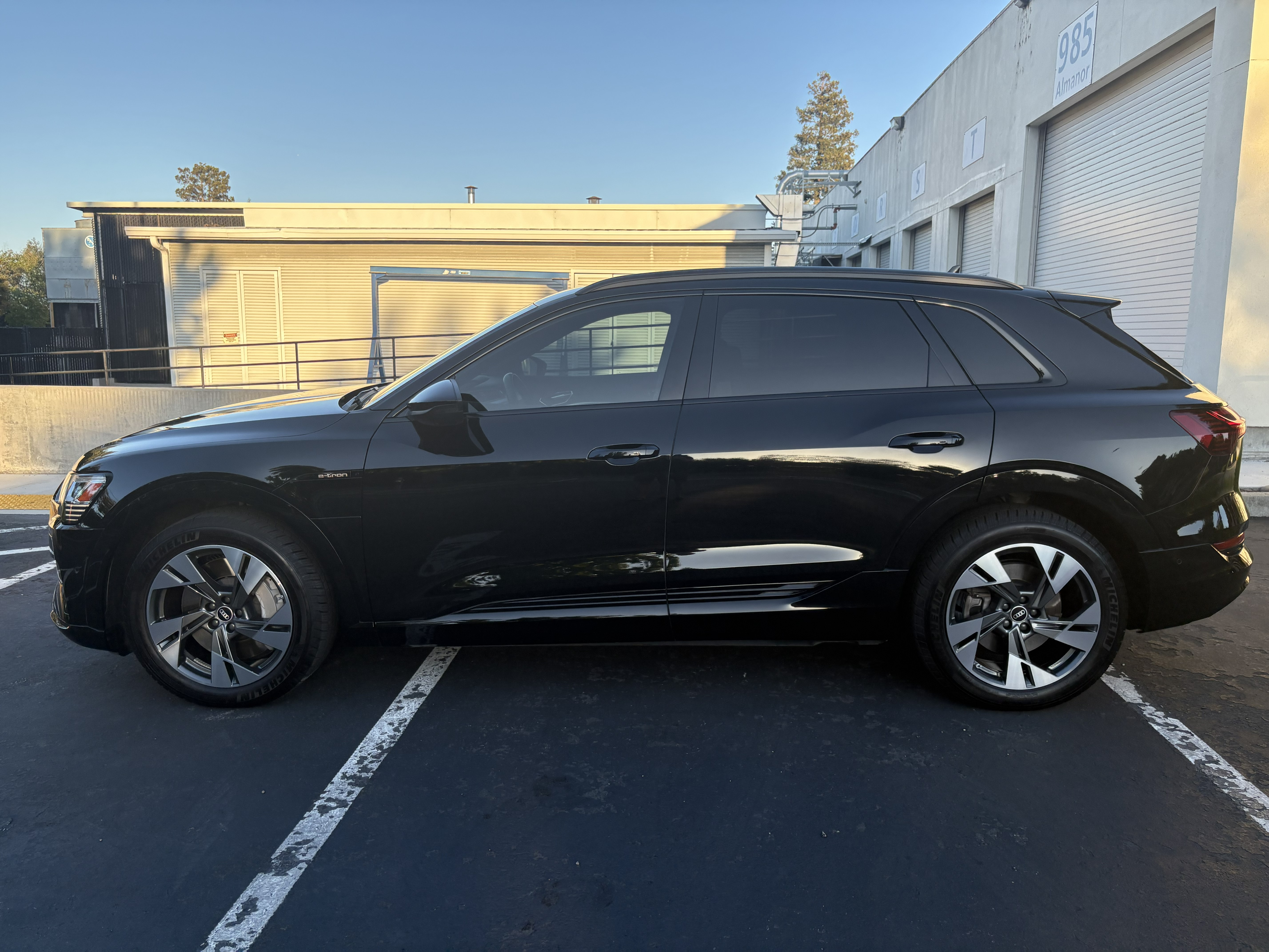 Used 2022 Audi e-tron Premium w/ Convenience Plus Package AWD/4WD image 8