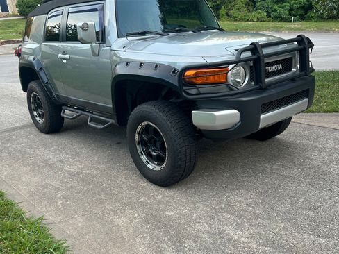 Used 2012 Toyota FJ Cruiser 4WD w/ Upgrade Pkg image 2