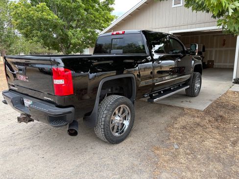 Used 2017 GMC Sierra 2500 Denali w/ Duramax Plus Package AWD/4WD image 6