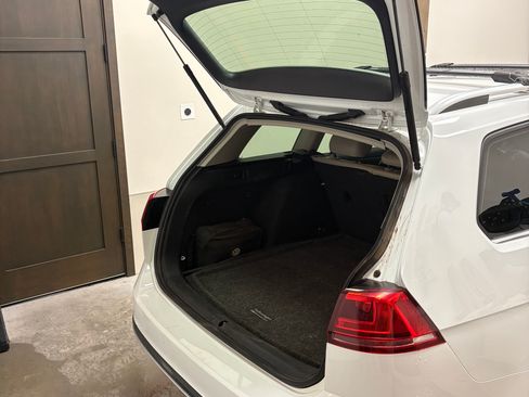 Used 2017 Volkswagen Golf Alltrack S image 5