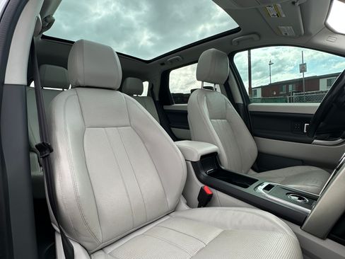 Used 2017 Land Rover Discovery Sport HSE image 2