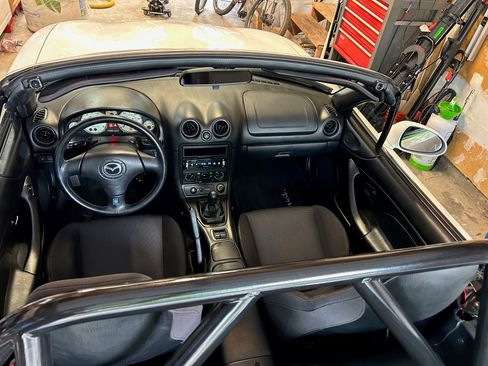 Used 2001 MAZDA MX-5 Miata RWD image 15