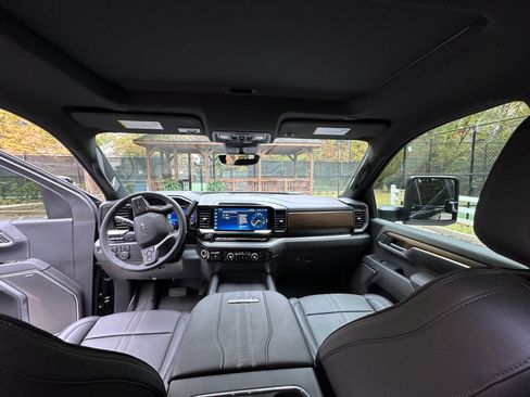 Used 2025 Chevrolet Silverado 2500 High Country w/ High Country Premium Package image 9