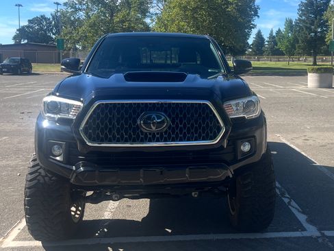 Used 2018 Toyota Tacoma TRD Sport AWD/4WD image 2