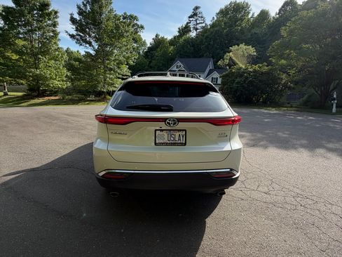 Used 2022 Toyota Venza XLE AWD/4WD image 5