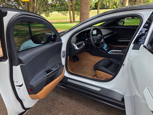 Used 2025 Lucid Air Touring AWD/4WD image 5