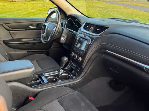 Used 2016 Chevrolet Traverse LT w/ Style and Technology Package image 6