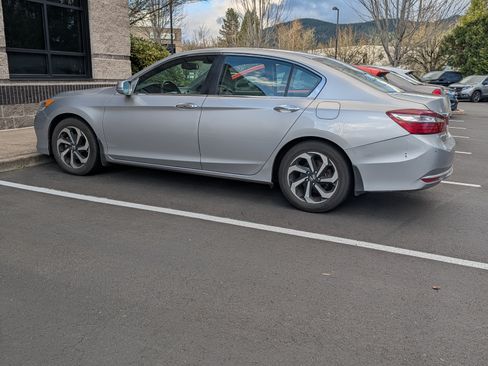 Used 2017 Honda Accord EX-L image 11