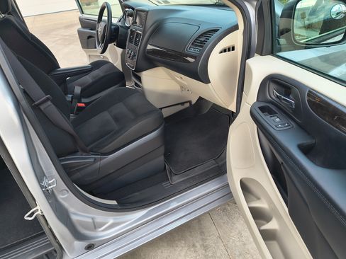 Used 2019 Dodge Grand Caravan SE w/ UConnect Hands-Free Group image 15