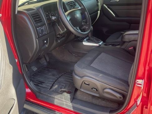 Used 2010 HUMMER H3 image 8